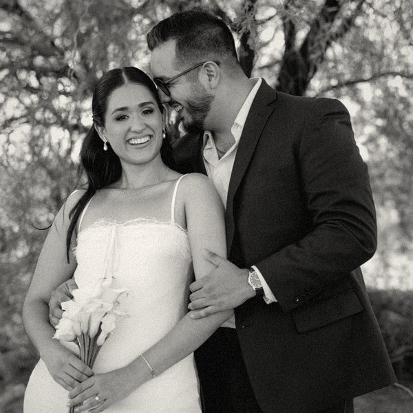 Jocelyn Denisse y Luis Humberto abrazados
