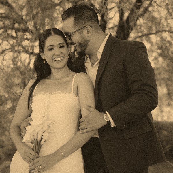 Jocelyn Denisse y Luis Humberto abrazados