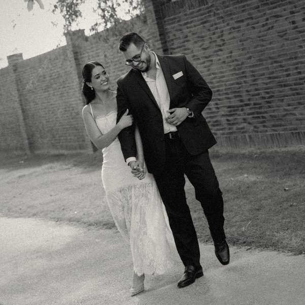 Jocelyn Denisse y Luis Humberto caminando