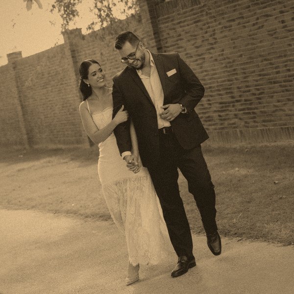 Jocelyn Denisse y Luis Humberto caminando