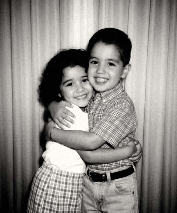 Jocelyn Denisse y Luis Humberto de niños, abrazados