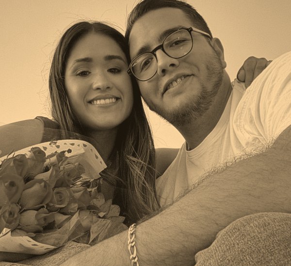 Jocelyn Denisse con rosas junto a Luis Humberto