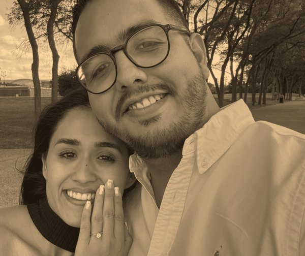Jocelyn Denisse mostrando su anillo de compromiso