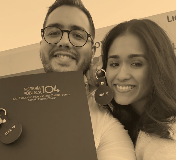 Jocelyn Denisse y Luis Humberto en la notaría